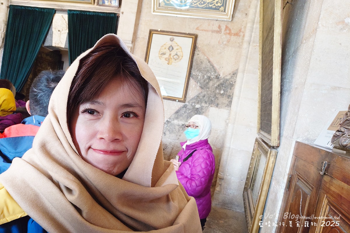 女性參觀梅夫拉那博物館建議包頭巾遮蓋頭髮示意