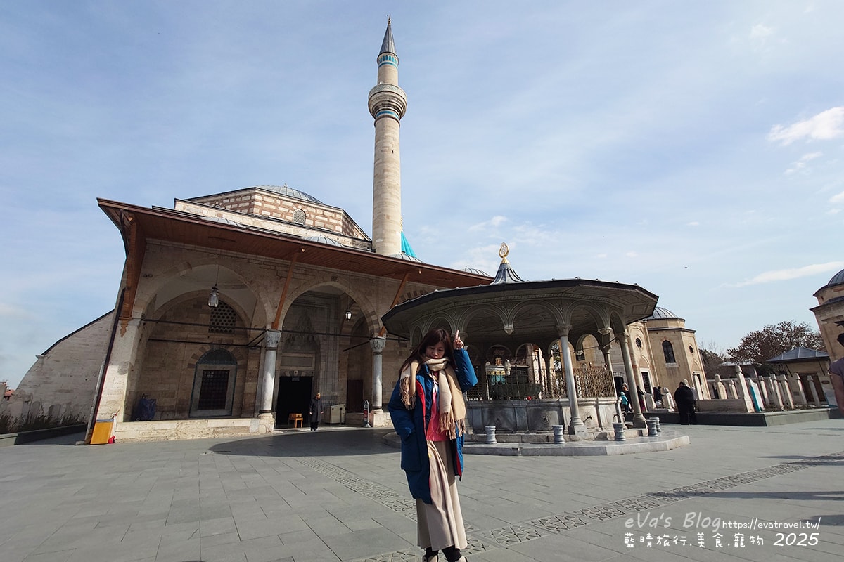 藍晴於孔亞 Mevlana Museum 梅夫拉那博物館前旅遊合影