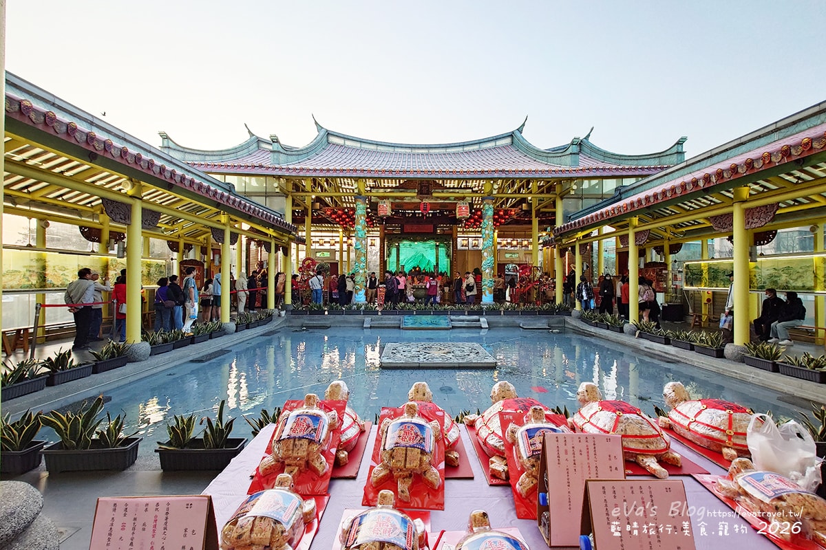 【彰化景點】玻璃媽祖廟台灣護聖宮｜整座廟宇以玻璃打造，夜晚點燈後更顯莊嚴迷人。台灣玻璃工藝