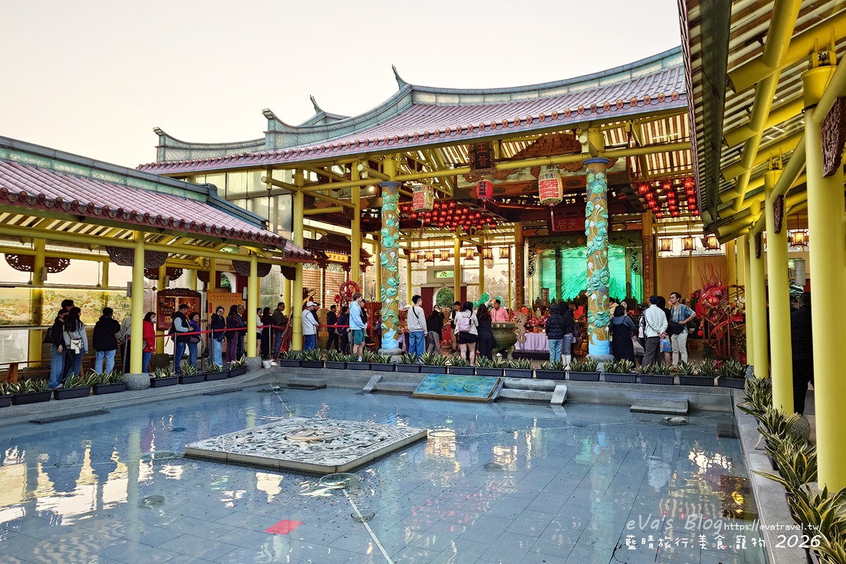 【彰化景點】玻璃媽祖廟台灣護聖宮｜整座廟宇以玻璃打造，夜晚點燈後更顯莊嚴迷人。台灣玻璃工藝