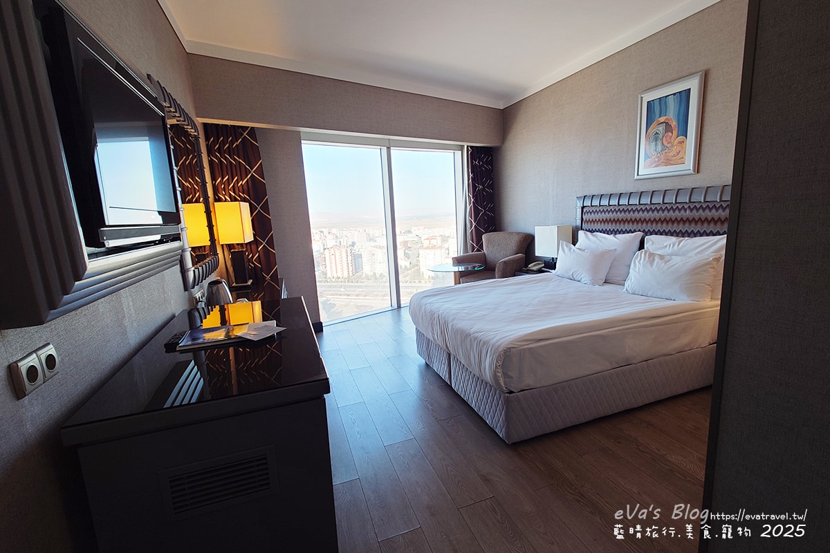 【土耳其蜜月旅遊】Grand Hotel Konya 科尼亞大飯店｜舒適房型與自助餐體驗＋落地窗城市景觀。土耳其住宿