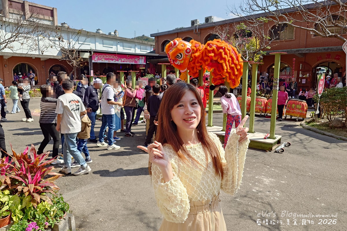 苗栗大湖酒莊草莓季醒獅表演結束後我在現場合影拍照