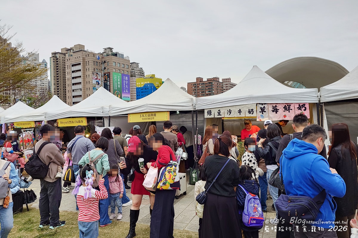 歡樂市集提供各種餐點與飲品