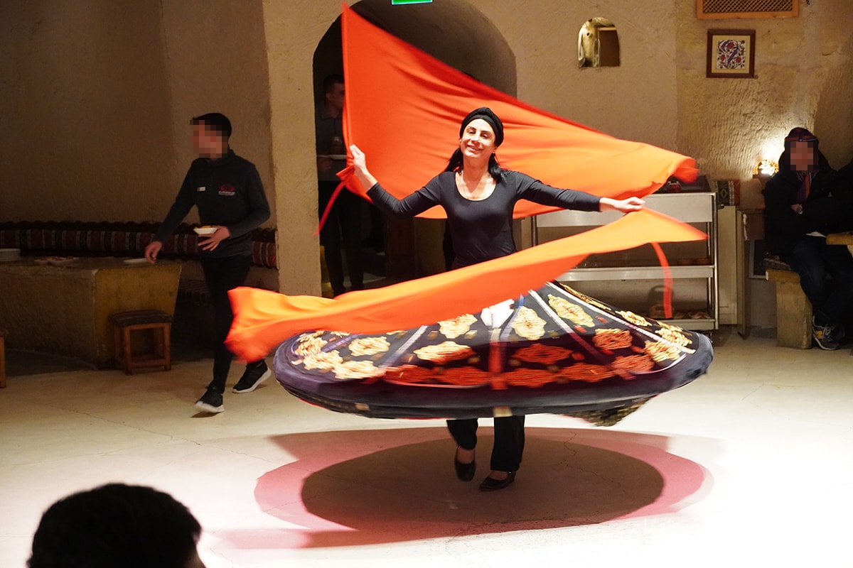 Tanoura 旋轉舞裙擺展開｜土耳其之夜舞蹈畫面