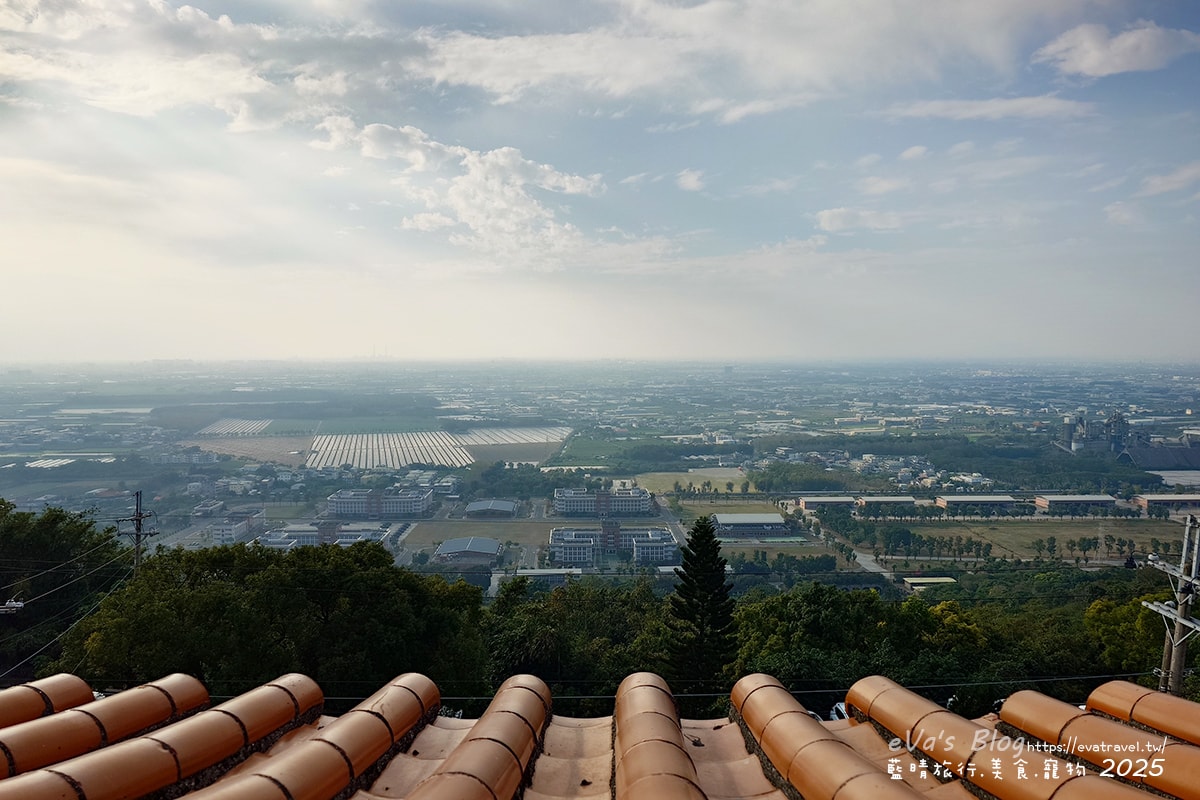 【高雄景點】大崗山超峰寺|飛瓦神蹟傳說×250年歷史廟宇×觀景台與建築之美。高雄廟宇 - 第12張圖 【高雄景點】大崗山超峰寺|飛瓦神蹟傳說×250年歷史廟宇×觀景台與建築之美。高雄廟宇