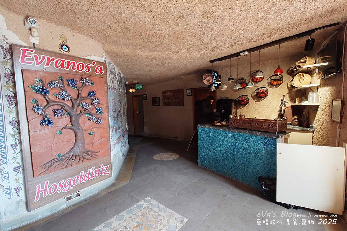 Evranos Restaurant 洞穴餐廳入口櫃台｜生命之樹圖騰牆面裝飾