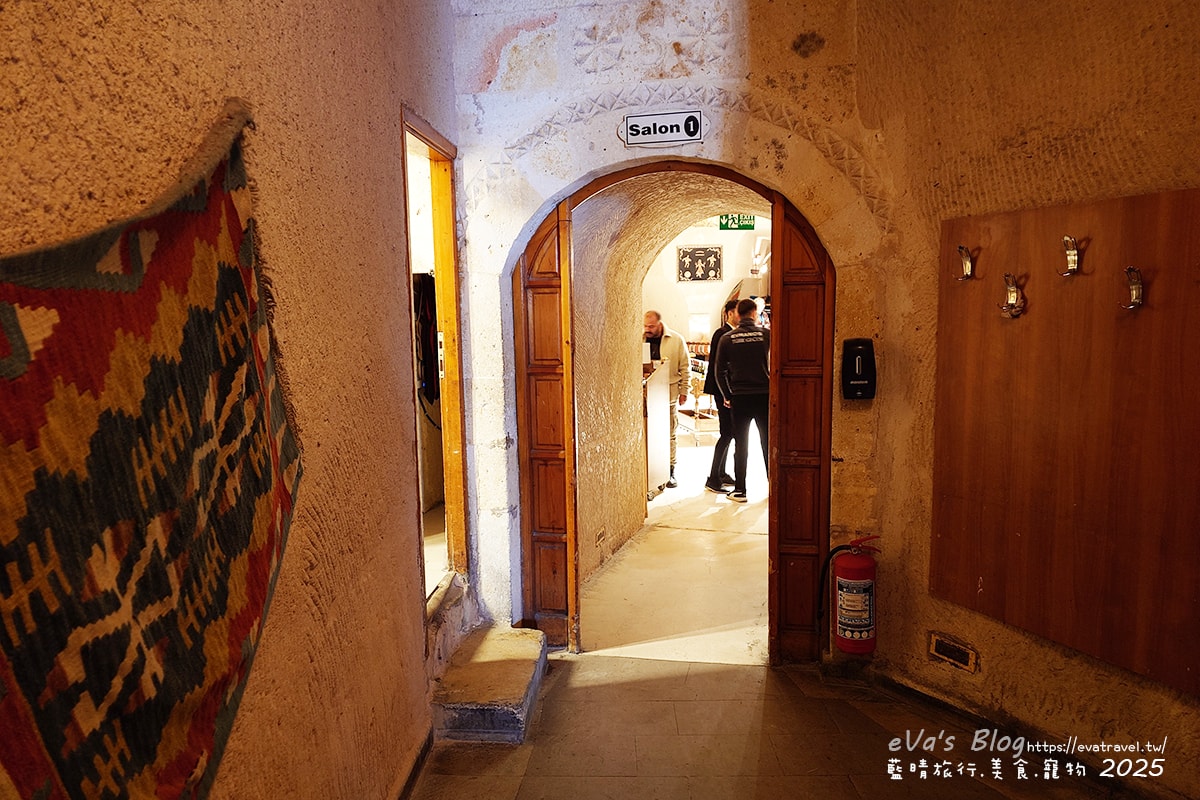 洞穴餐廳拱門通道｜連接用餐區的岩壁入口設計