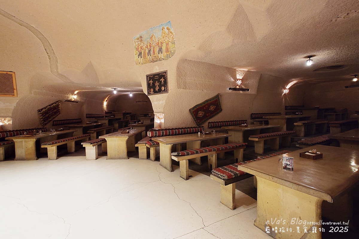 卡帕多奇亞洞穴餐廳洞中之洞空間｜長型洞穴用餐座位區