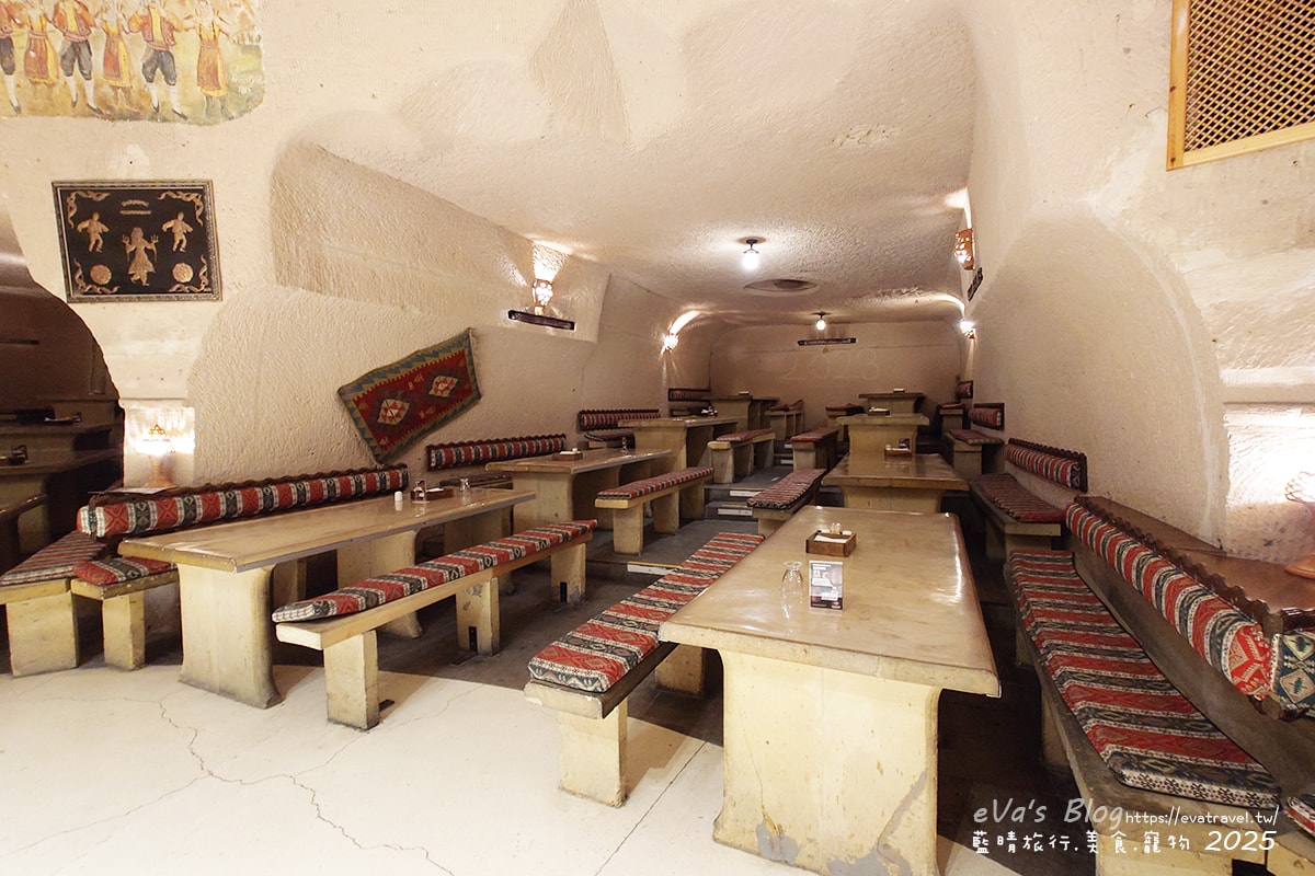 洞穴餐廳階梯式座位設計｜長型用餐空間往內延伸
