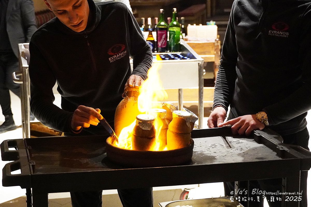 服務人員加熱陶罐外部｜Testi Kebab 儀式料理過程