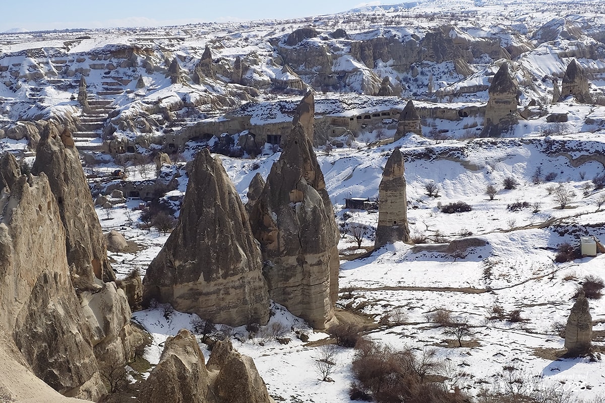 【土耳其蜜月旅遊】Hunter Valley 獵人谷雪景｜卡帕多奇亞精靈煙囪岩石地形與冬季雪景分享。土耳其景點