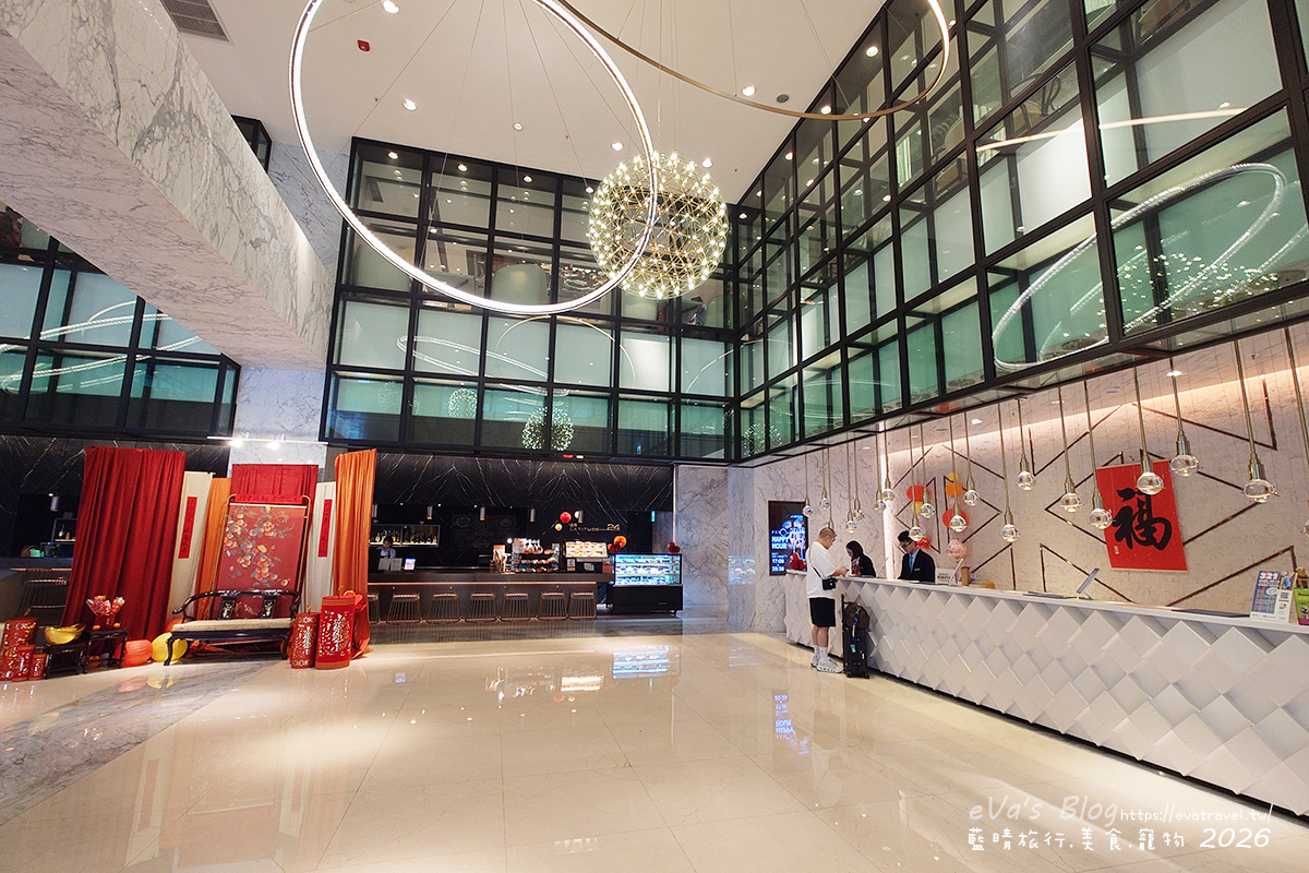 台中李方艾美酒店接待大廳櫃台，挑高明亮的迎賓空間