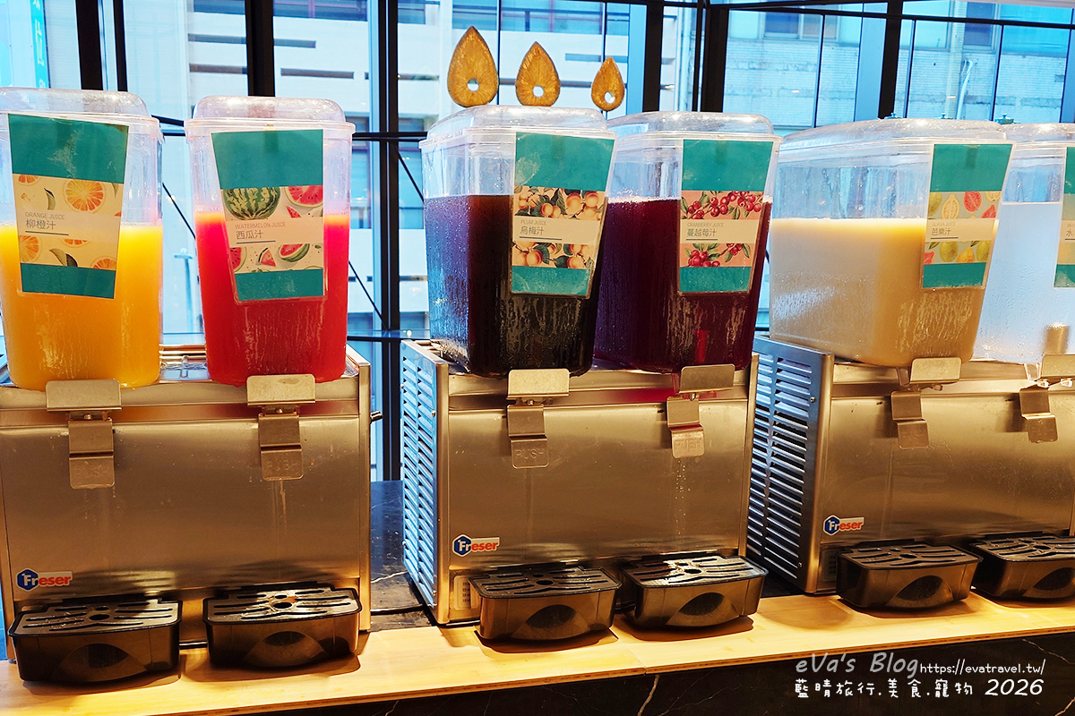 【台中李方艾美】新食譜全日餐廳自助式晚餐｜超人氣鴨韻百味吃到飽、威靈頓鮭魚現場秀＋紅白酒、生啤酒無限暢飲。台中吃到飽