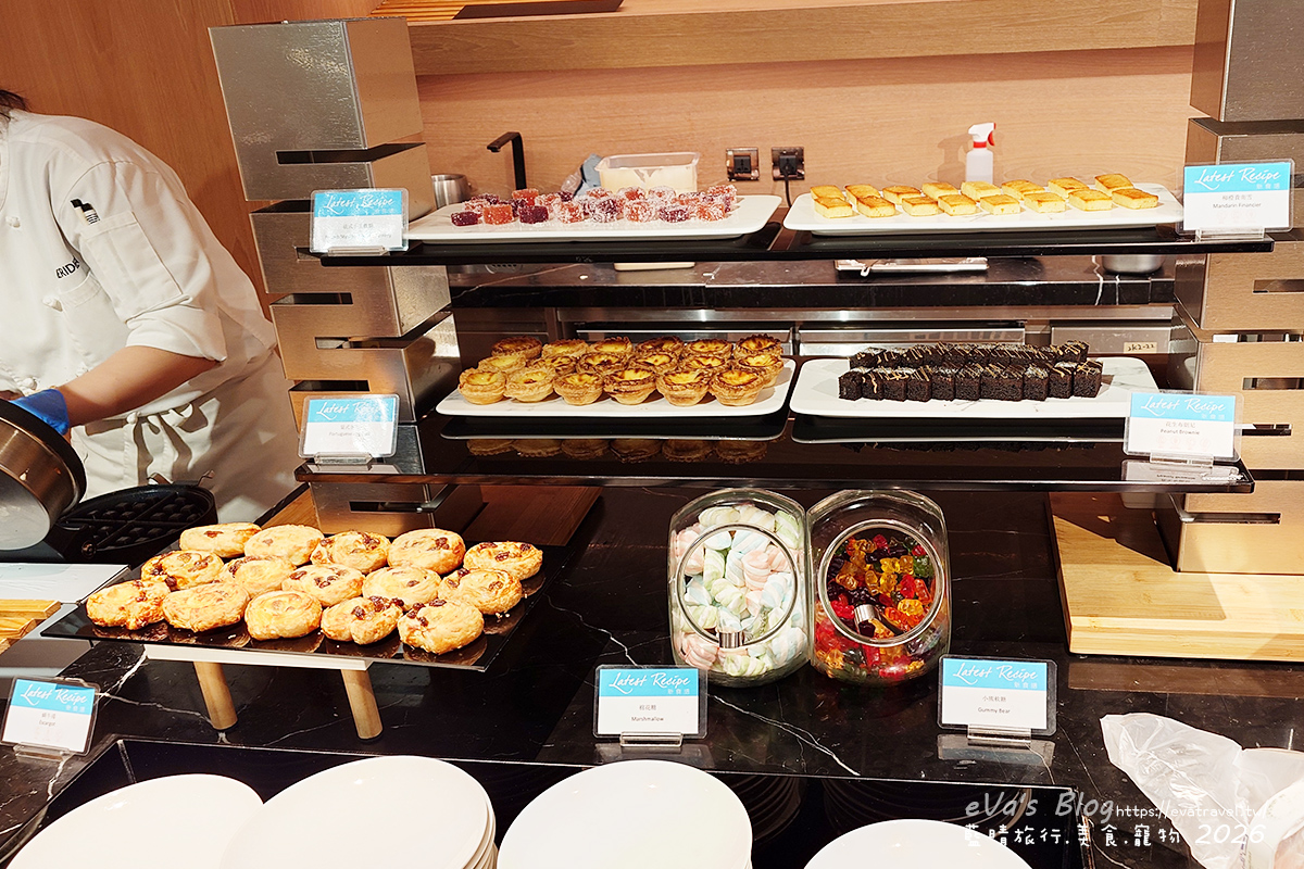 【台中李方艾美】新食譜全日餐廳自助式晚餐｜超人氣鴨韻百味吃到飽、威靈頓鮭魚現場秀＋紅白酒、生啤酒無限暢飲。台中吃到飽