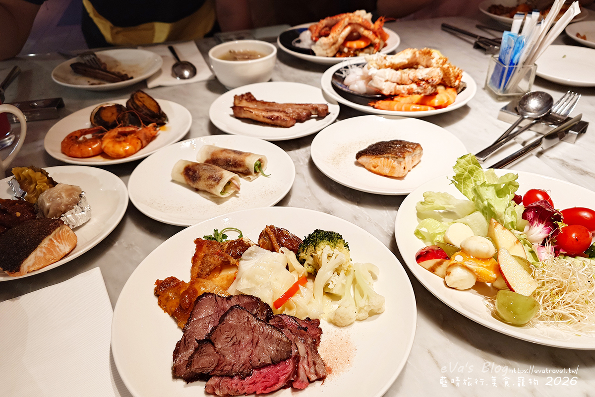 【台中李方艾美】新食譜全日餐廳自助式晚餐｜超人氣鴨韻百味吃到飽、威靈頓鮭魚現場秀＋紅白酒、生啤酒無限暢飲。台中吃到飽