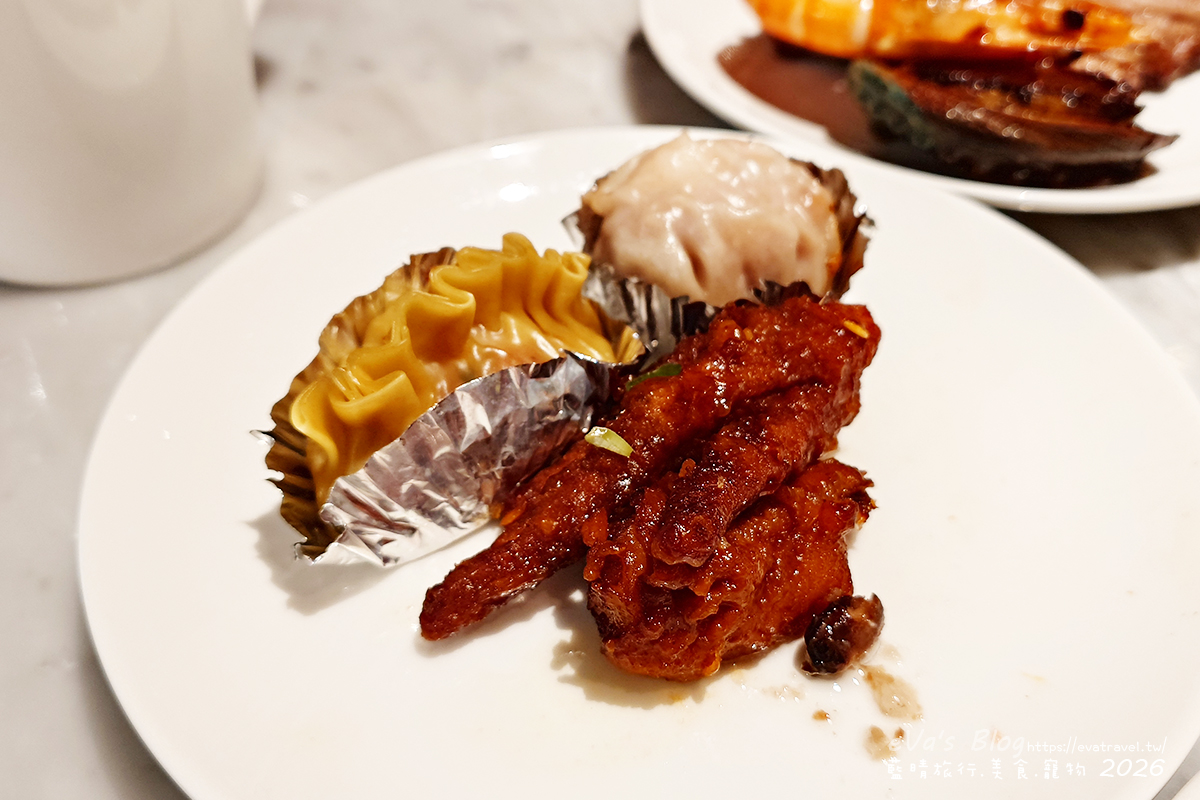 【台中李方艾美】新食譜全日餐廳自助式晚餐｜超人氣鴨韻百味吃到飽、威靈頓鮭魚現場秀＋紅白酒、生啤酒無限暢飲。台中吃到飽