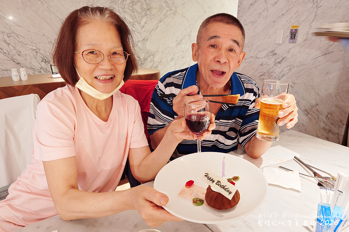 【台中李方艾美】新食譜全日餐廳自助式晚餐｜超人氣鴨韻百味吃到飽、威靈頓鮭魚現場秀＋紅白酒、生啤酒無限暢飲。台中吃到飽
