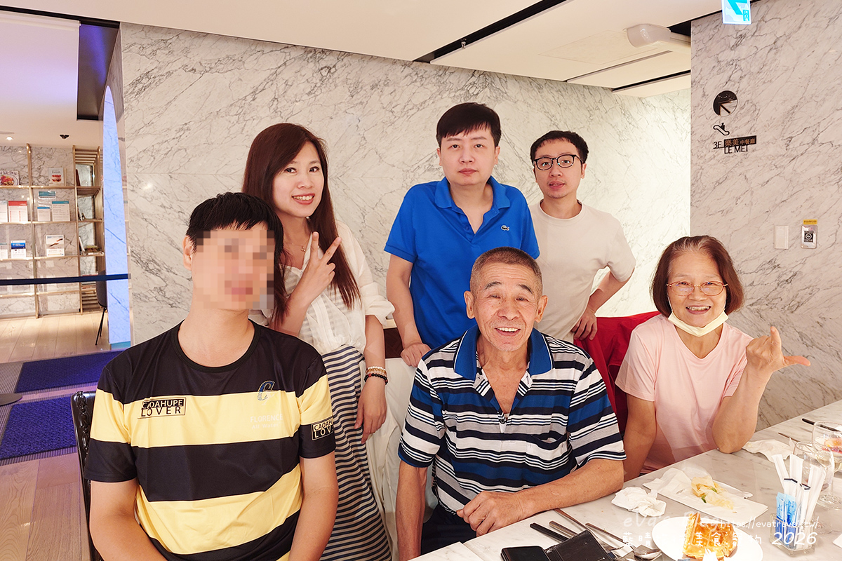 【台中李方艾美】新食譜全日餐廳自助式晚餐｜超人氣鴨韻百味吃到飽、威靈頓鮭魚現場秀＋紅白酒、生啤酒無限暢飲。台中吃到飽