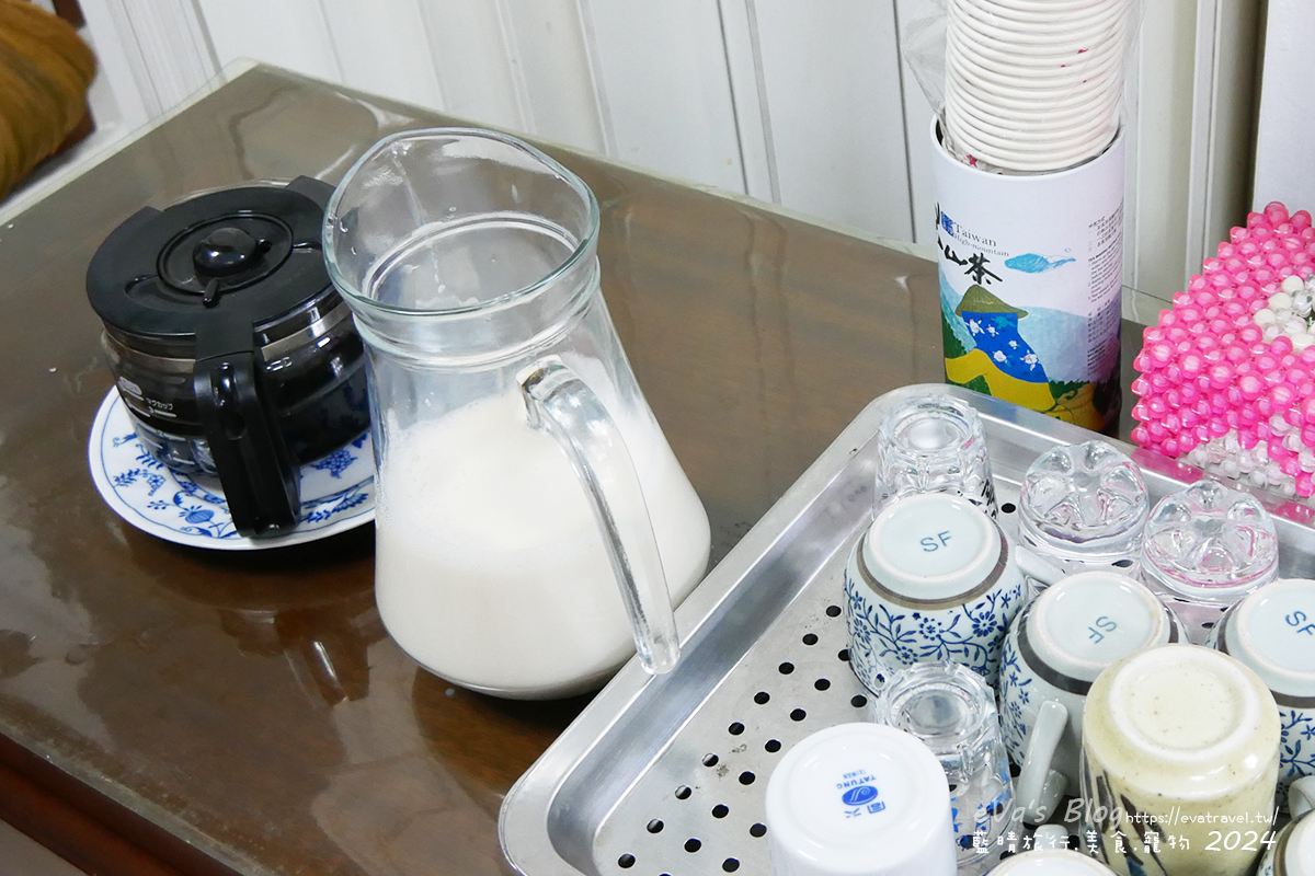 東金溫泉民宿早餐飲品，提供牛奶與咖啡