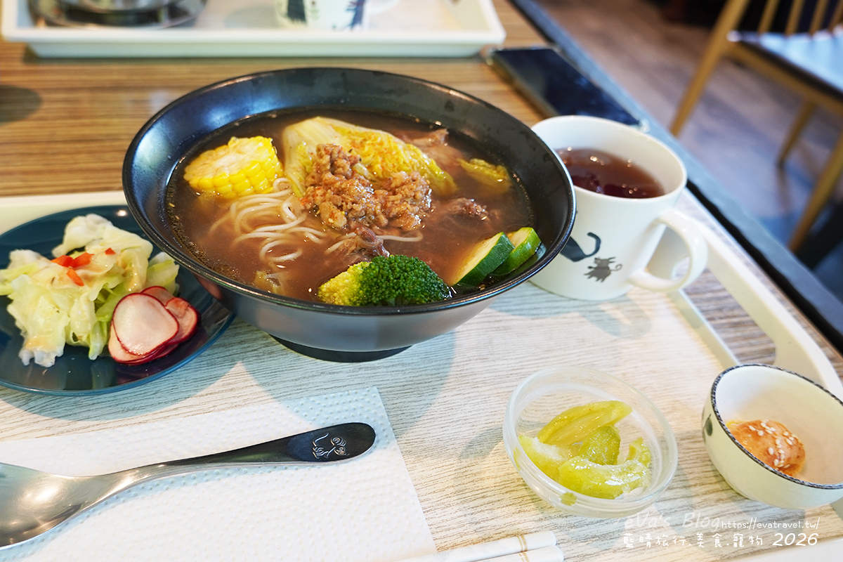 【台中太平美食】草本光農場｜藏身山林的溫馨私廚，在綠意環繞中享受慢步調餐食。台中寵物友善餐廳