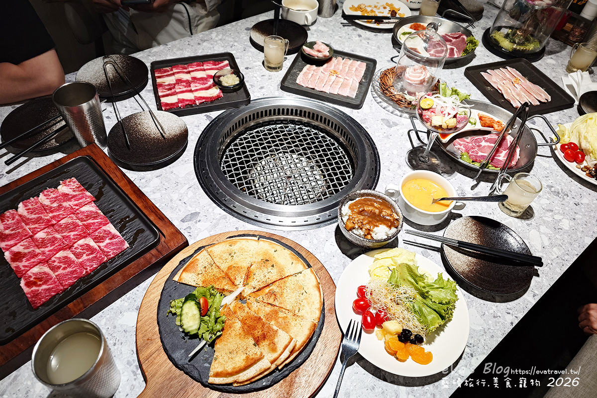 【台中燒肉推薦】森森燒肉中科店|森森燒肉中科店全新改裝,點叢林玫瑰餐送精品金叉,當月壽星還送超美「玫瑰肉肉花」,全家拍貼合照儀式感直接拉滿。台中燒烤 - 第55張圖 【台中燒肉推薦】森森燒肉中科店|森森燒肉中科店全新改裝,點叢林玫瑰餐送精品金叉,當月壽星還送超美「玫瑰肉肉花」,全家拍貼合照儀式感直接拉滿。台中燒烤
