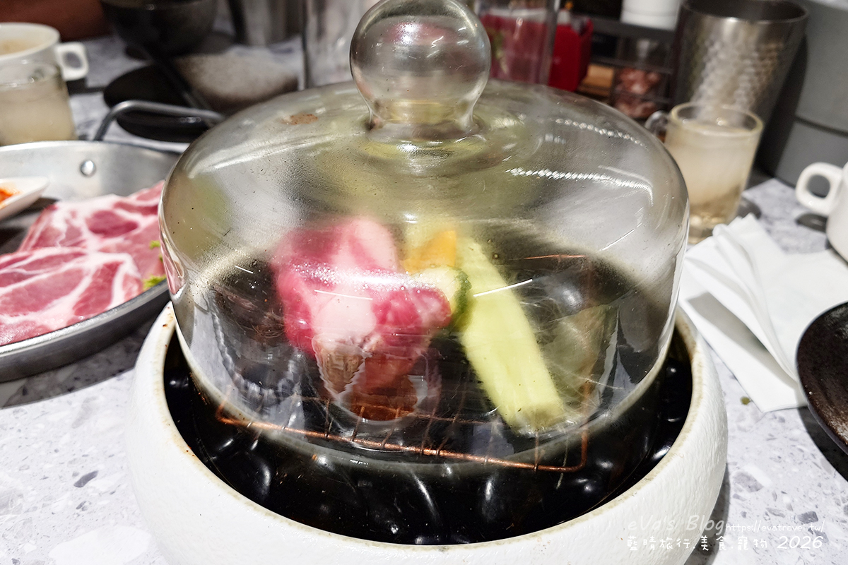 【台中燒肉推薦】森森燒肉中科店|森森燒肉中科店全新改裝,點叢林玫瑰餐送精品金叉,當月壽星還送超美「玫瑰肉肉花」,全家拍貼合照儀式感直接拉滿。台中燒烤 - 第61張圖 【台中燒肉推薦】森森燒肉中科店|森森燒肉中科店全新改裝,點叢林玫瑰餐送精品金叉,當月壽星還送超美「玫瑰肉肉花」,全家拍貼合照儀式感直接拉滿。台中燒烤