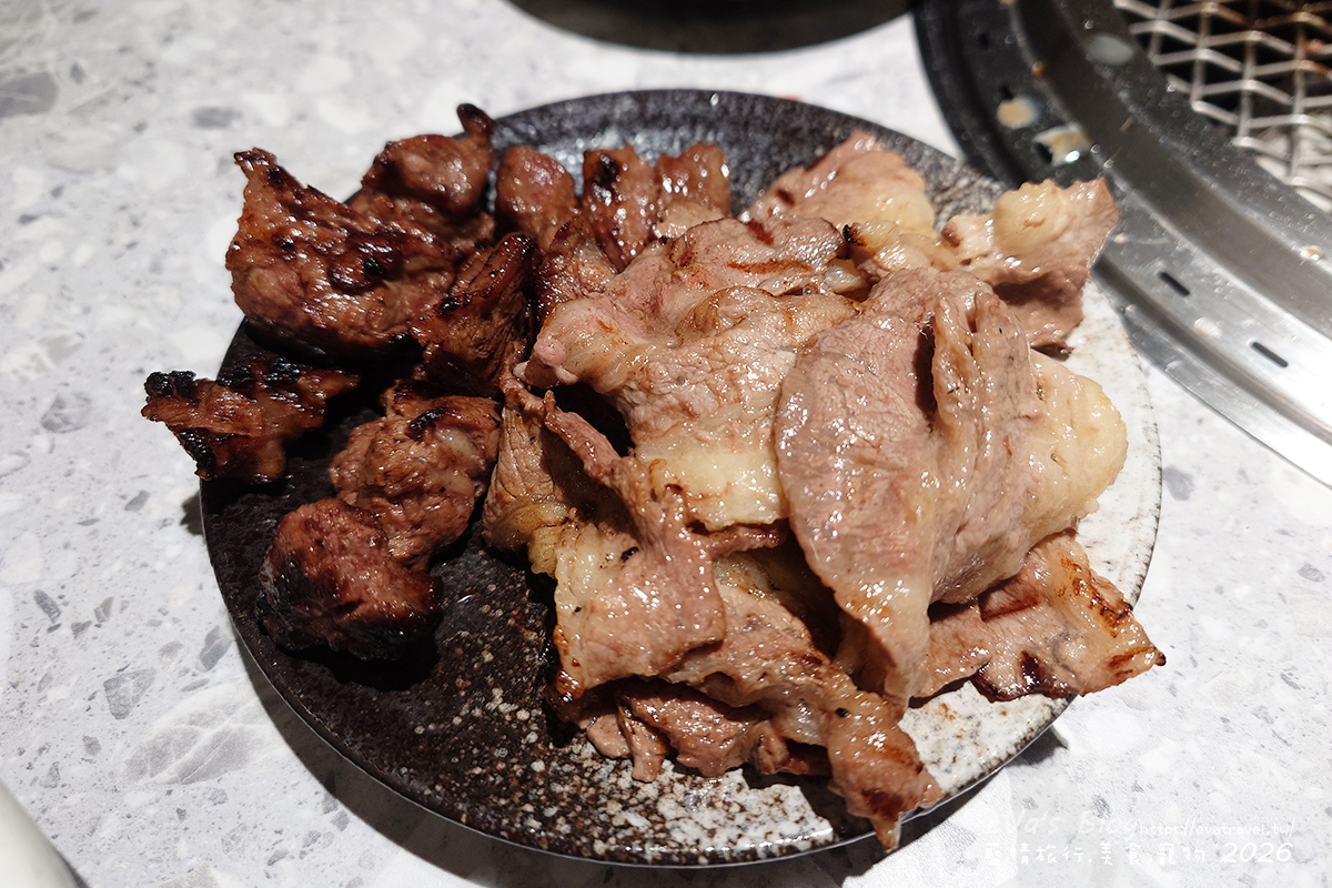 【台中燒肉推薦】森森燒肉中科店|森森燒肉中科店全新改裝,點叢林玫瑰餐送精品金叉,當月壽星還送超美「玫瑰肉肉花」,全家拍貼合照儀式感直接拉滿。台中燒烤 - 第89張圖 森森燒肉中科店烤好的鹽蔥牛腹肉與赤味噌中腹近拍