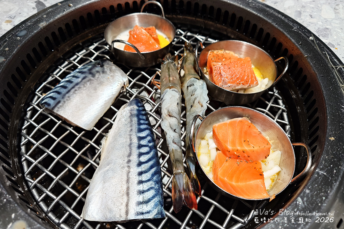 【台中燒肉推薦】森森燒肉中科店|森森燒肉中科店全新改裝,點叢林玫瑰餐送精品金叉,當月壽星還送超美「玫瑰肉肉花」,全家拍貼合照儀式感直接拉滿。台中燒烤 - 第96張圖 森森燒肉中科店烤網上的智利鮭魚菲力、嚴選草蝦與挪威薄鹽鯖魚