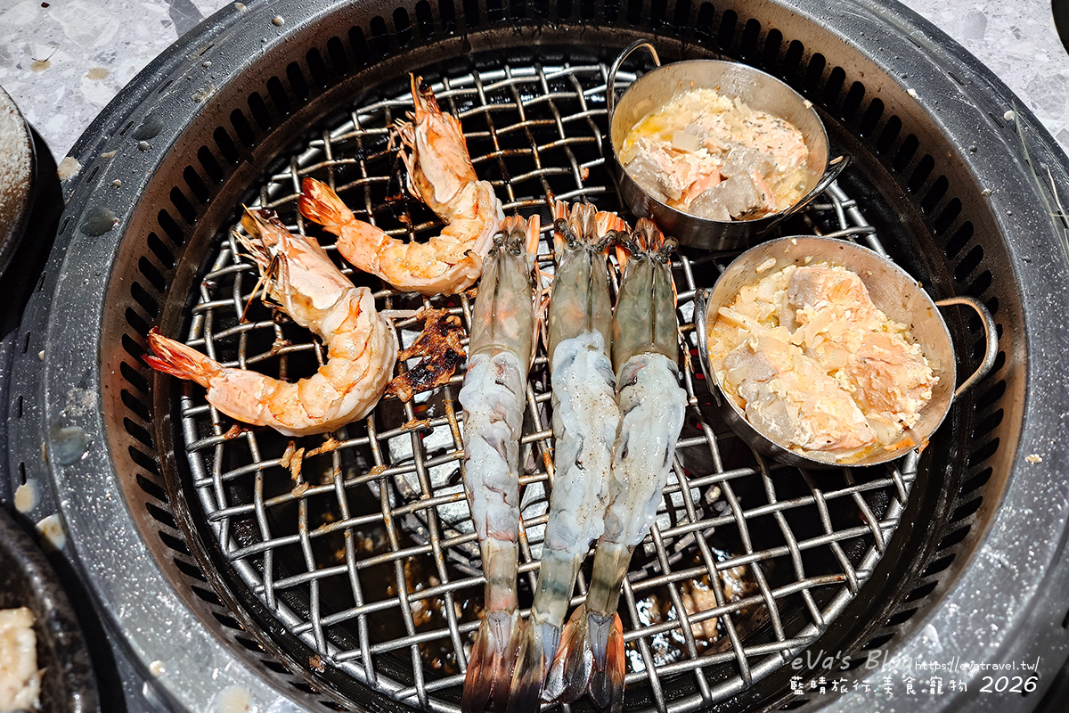 【台中燒肉推薦】森森燒肉中科店|森森燒肉中科店全新改裝,點叢林玫瑰餐送精品金叉,當月壽星還送超美「玫瑰肉肉花」,全家拍貼合照儀式感直接拉滿。台中燒烤 - 第97張圖 森森燒肉中科店半熟狀態的智利鮭魚菲力與嚴選草蝦燒烤畫面