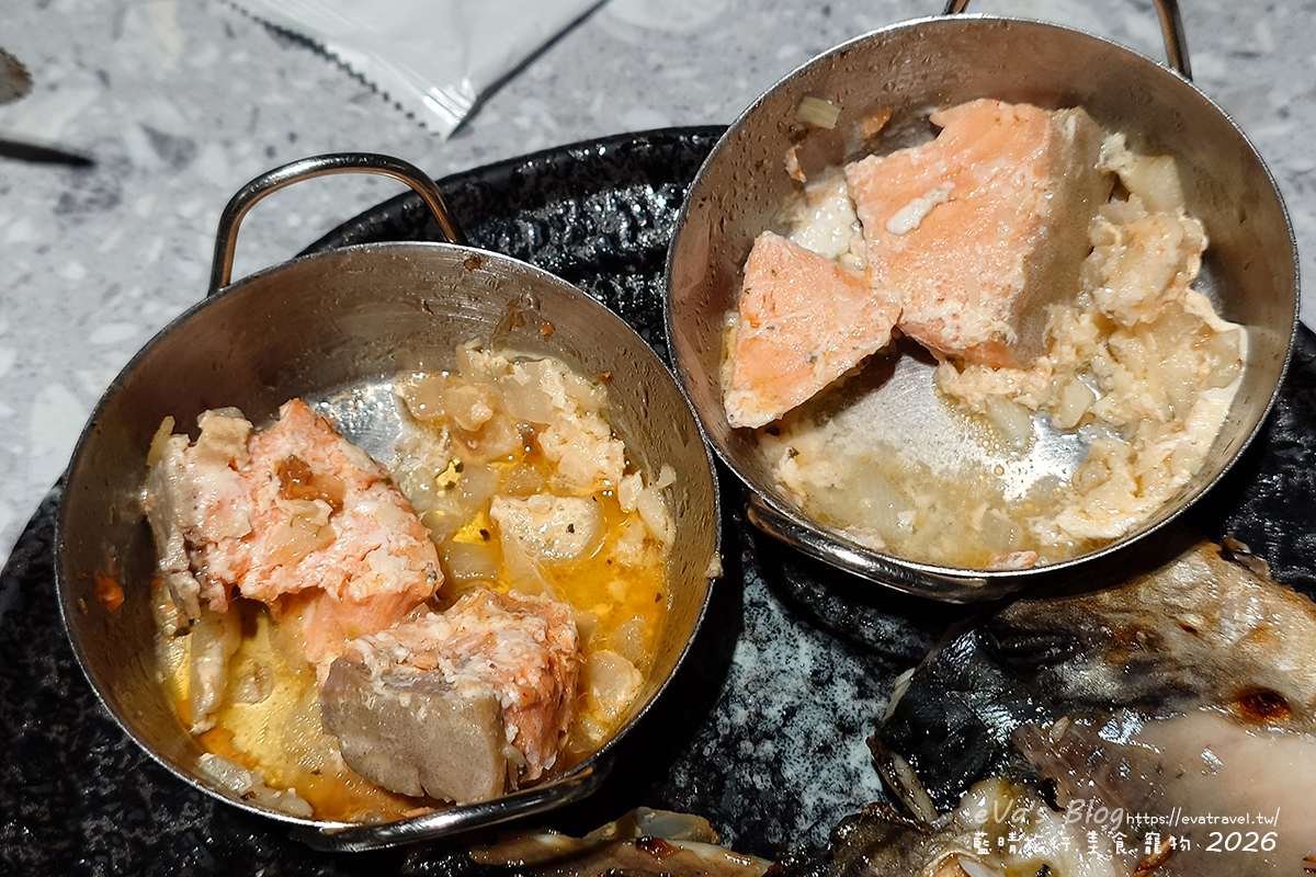 【台中燒肉推薦】森森燒肉中科店|森森燒肉中科店全新改裝,點叢林玫瑰餐送精品金叉,當月壽星還送超美「玫瑰肉肉花」,全家拍貼合照儀式感直接拉滿。台中燒烤 - 第98張圖 森森燒肉中科店烤好的智利鮭魚菲力近拍,奶油蒜香風味十足
