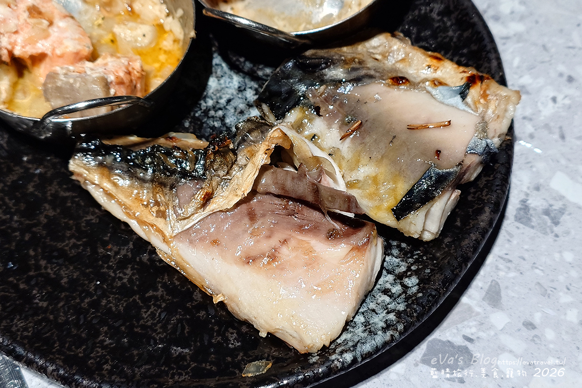 【台中燒肉推薦】森森燒肉中科店|森森燒肉中科店全新改裝,點叢林玫瑰餐送精品金叉,當月壽星還送超美「玫瑰肉肉花」,全家拍貼合照儀式感直接拉滿。台中燒烤 - 第99張圖 森森燒肉中科店烤好的挪威薄鹽鯖魚近拍,魚油香氣濃郁