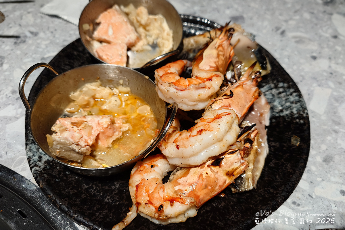 【台中燒肉推薦】森森燒肉中科店|森森燒肉中科店全新改裝,點叢林玫瑰餐送精品金叉,當月壽星還送超美「玫瑰肉肉花」,全家拍貼合照儀式感直接拉滿。台中燒烤 - 第95張圖 森森燒肉中科店烤好的智利鮭魚菲力與嚴選草蝦海鮮擺盤