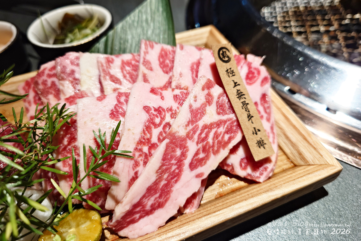 【台中燒肉推薦】札卡燒肉南屯店｜全台首間輸送帶燒肉、寶藏和牛與豐富附餐，壽星慶生超有儀式感。台中寵物友善燒烤店
