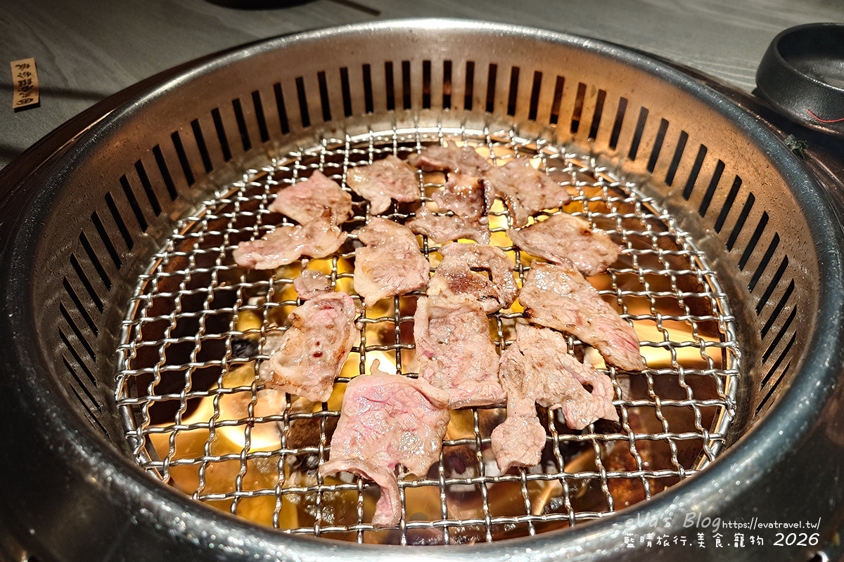 【台中燒肉推薦】札卡燒肉南屯店｜全台首間輸送帶燒肉、寶藏和牛與豐富附餐，壽星慶生超有儀式感。台中寵物友善燒烤店