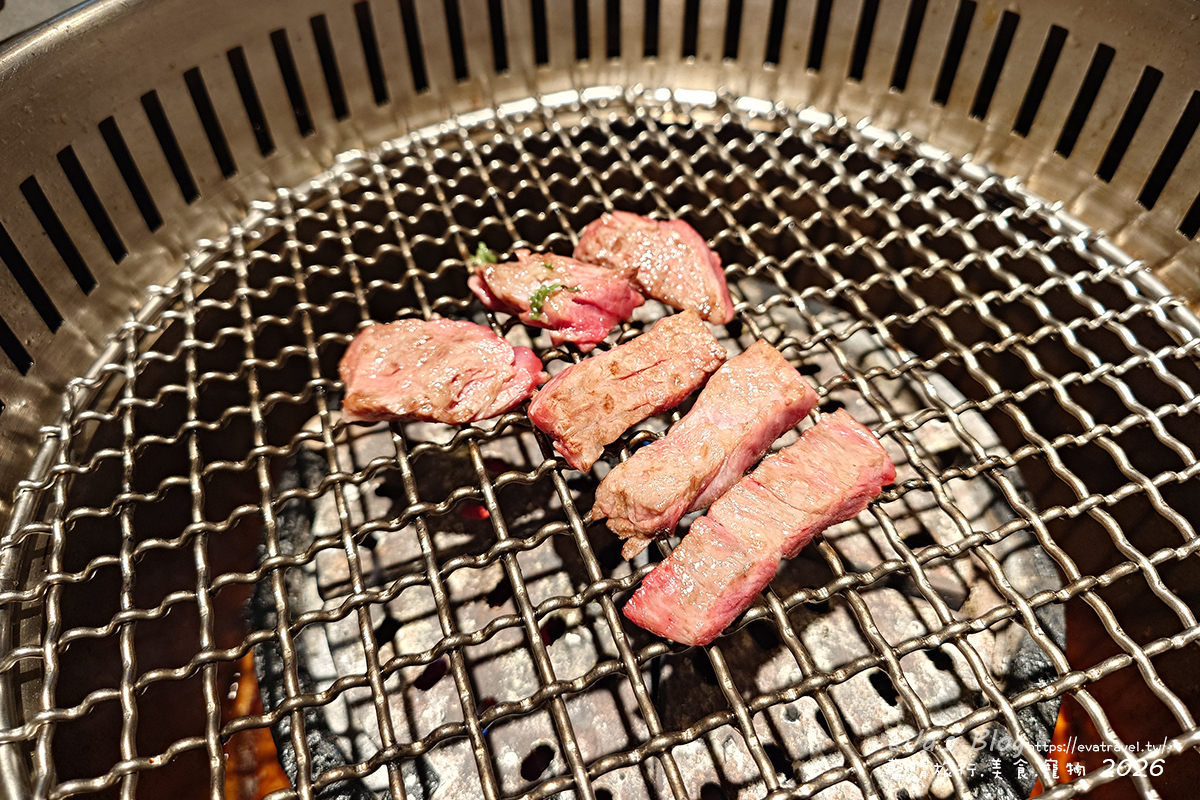 【台中燒肉推薦】札卡燒肉南屯店｜全台首間輸送帶燒肉、寶藏和牛與豐富附餐，壽星慶生超有儀式感。台中寵物友善燒烤店