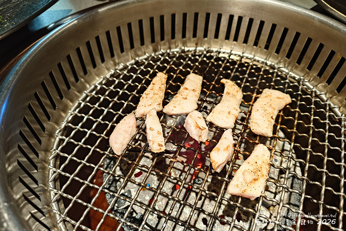 【台中燒肉推薦】札卡燒肉南屯店｜全台首間輸送帶燒肉、寶藏和牛與豐富附餐，壽星慶生超有儀式感。台中寵物友善燒烤店