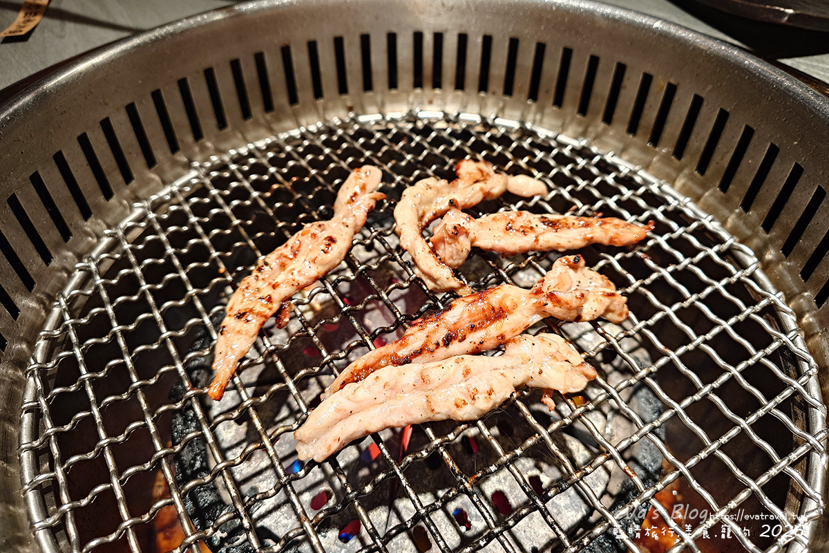 【台中燒肉推薦】札卡燒肉南屯店｜全台首間輸送帶燒肉、寶藏和牛與豐富附餐，壽星慶生超有儀式感。台中寵物友善燒烤店