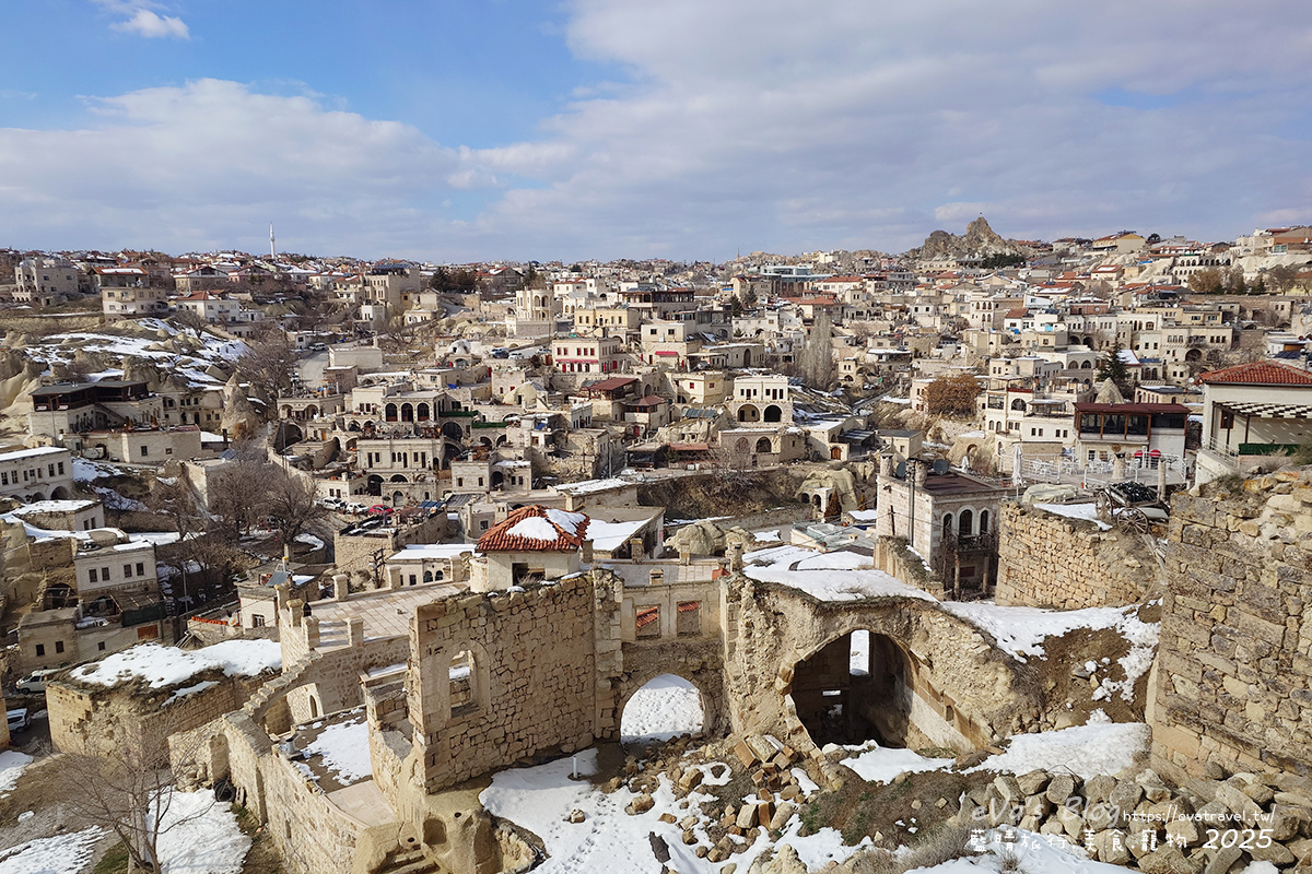 【土耳其蜜月旅遊】Ortahisar Castle 奧塔希薩城堡｜卡帕多奇亞天然岩石城堡，俯瞰奧塔希薩小鎮絕美景色。土耳其景點