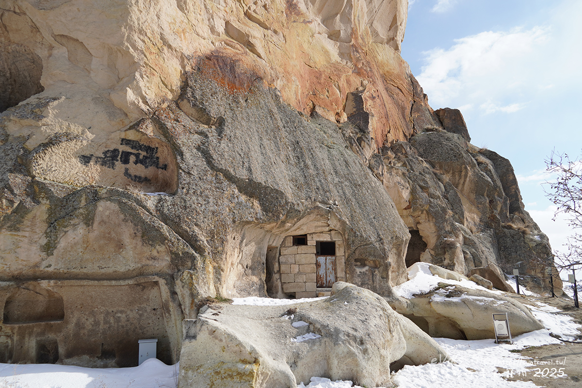 【土耳其蜜月旅遊】Ortahisar Castle 奧塔希薩城堡｜卡帕多奇亞天然岩石城堡，俯瞰奧塔希薩小鎮絕美景色。土耳其景點